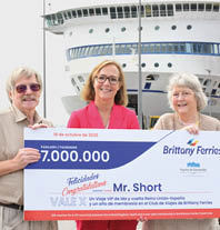 A woman is holding a check for 7 million pesos. Description generated by AI