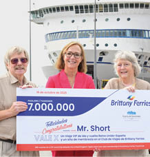 A woman is holding a check for 7 million pesos. Description generated by AI